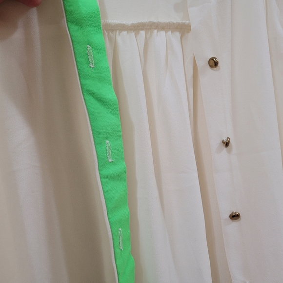 Pretty Good Button down sleeveless top - Picture 4 of 12